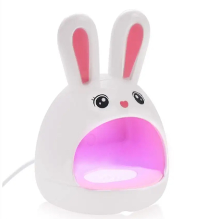 Как една лампа за нокти влияе на професионалните стандарти за маникюр в световен мащаб?